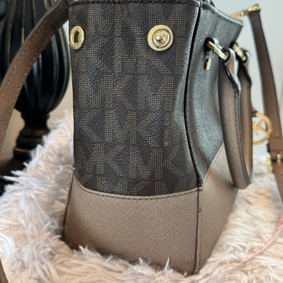 Michael kors handbag - Picture 8 of 17